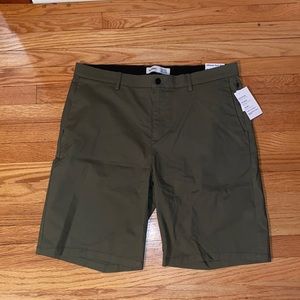 NWT Men’s Old Navy Ultimate Tech Slim Short size 38